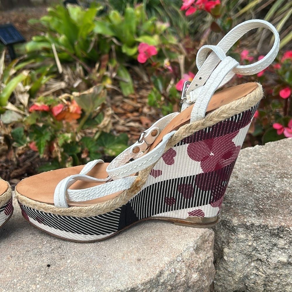 Burberry Nova Check Heart Wedges COA - Picture 6 of 14